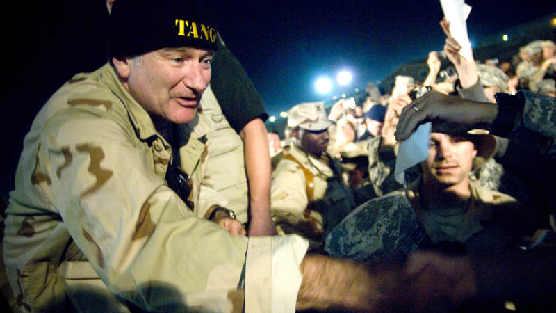 Robin Williams greets troops during the 2007 USO Chairman's Tour