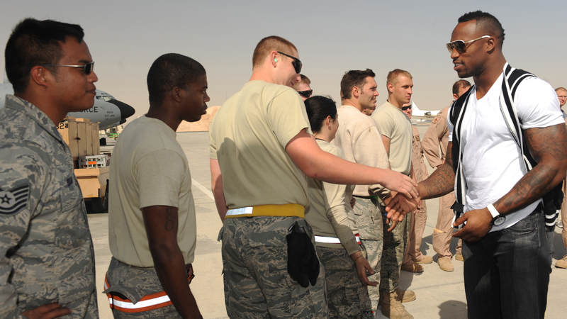 Vernon Davis visits service members during a USO tour in 2010.